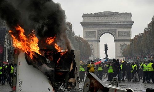 Emmanuel Macron cede ante las violentas protestas de los “chalecos amarillos”